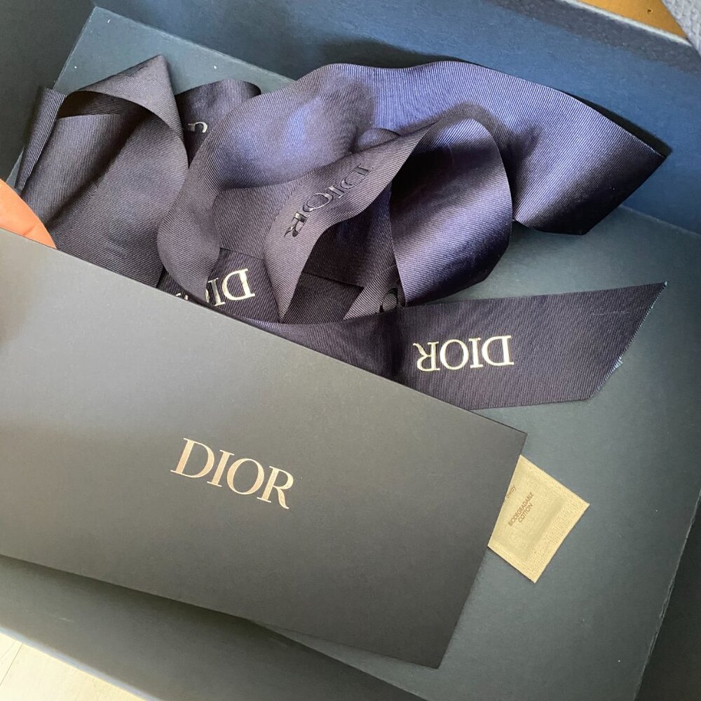 DIOR Empty Shoe Box storage includes ribbon and folder - Picture 4 of 5